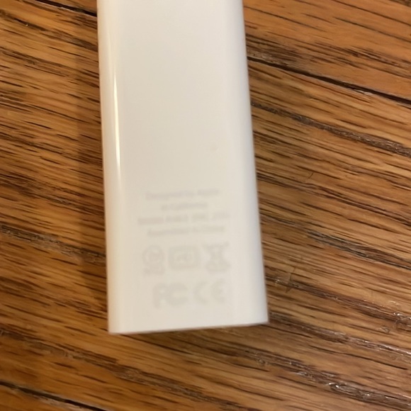 Apple White Remote Control, cables and plugs - Picture 9 of 11